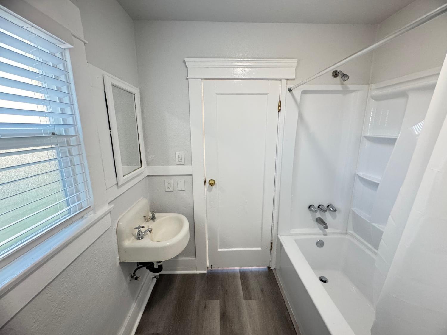 987 N Adoline Ave, Fresno, CA 93728