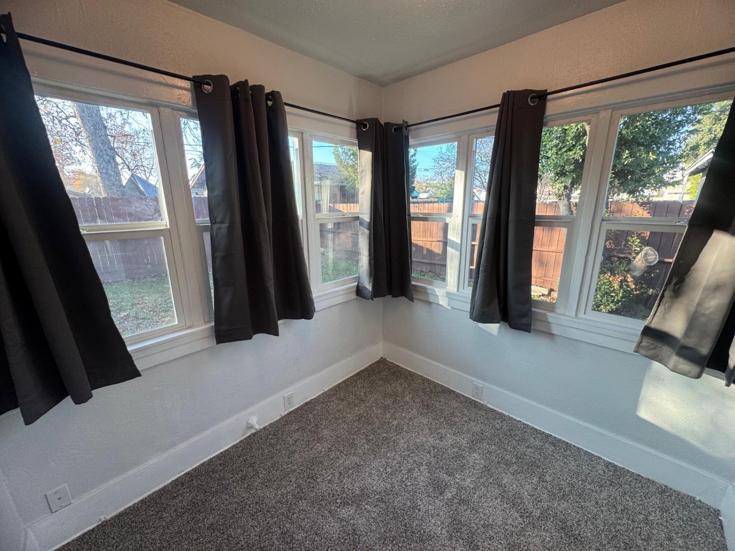 987 N Adoline Ave, Fresno, CA 93728