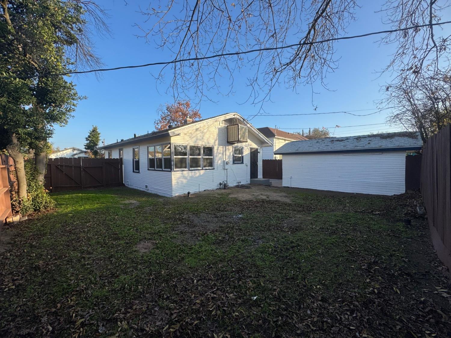 987 N Adoline Ave, Fresno, CA 93728