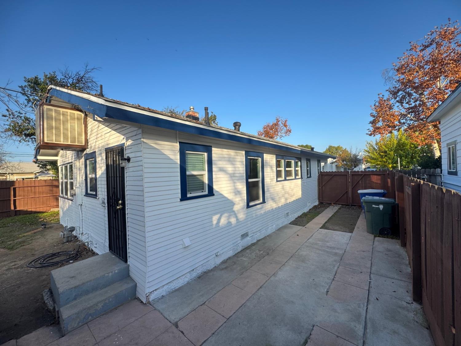 987 N Adoline Ave, Fresno, CA 93728