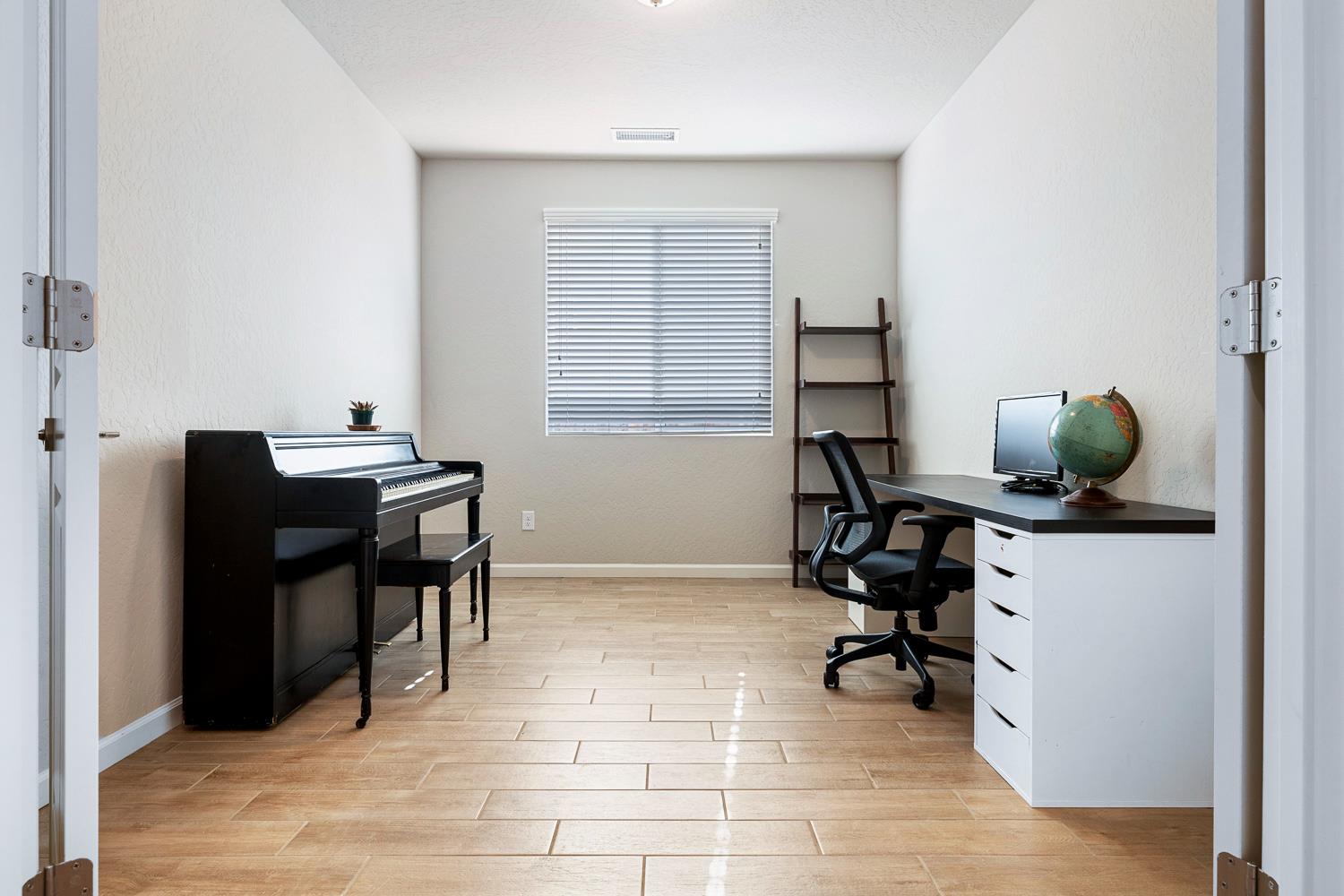 565 Traverse Dr S, Madera, CA 93636