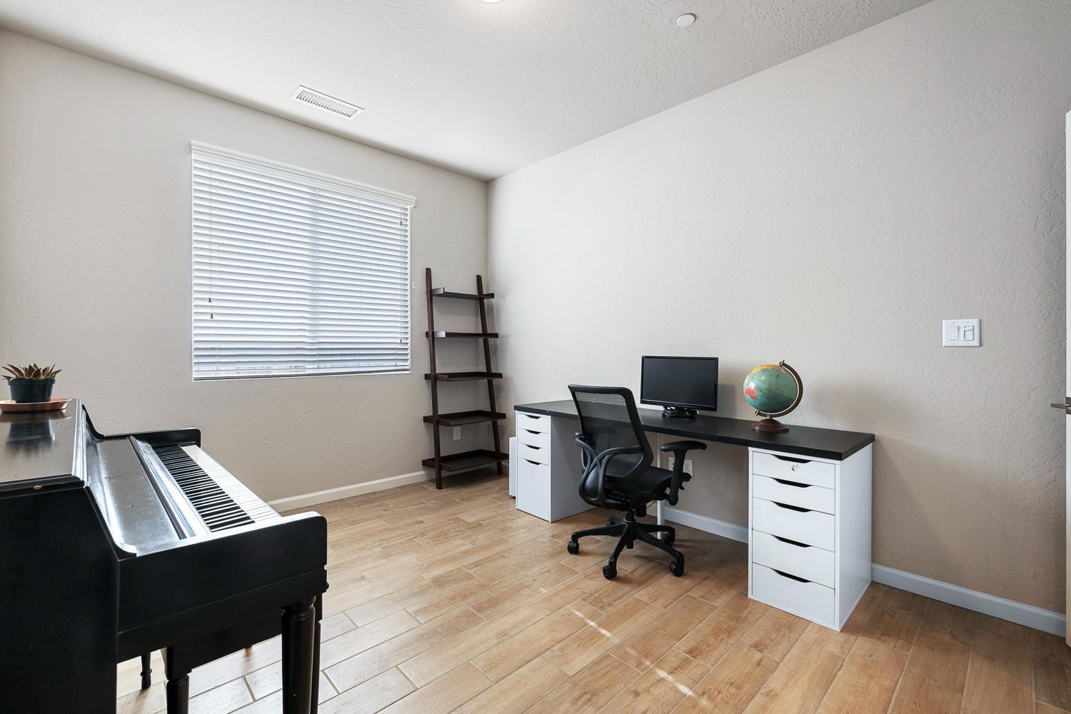 565 Traverse Dr S, Madera, CA 93636