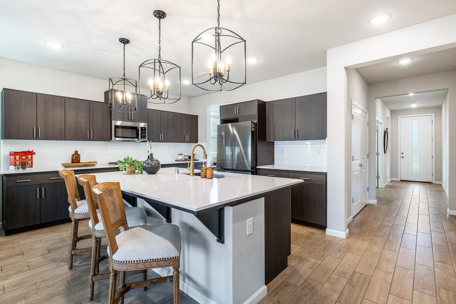 565 Traverse Dr S, Madera, CA 93636