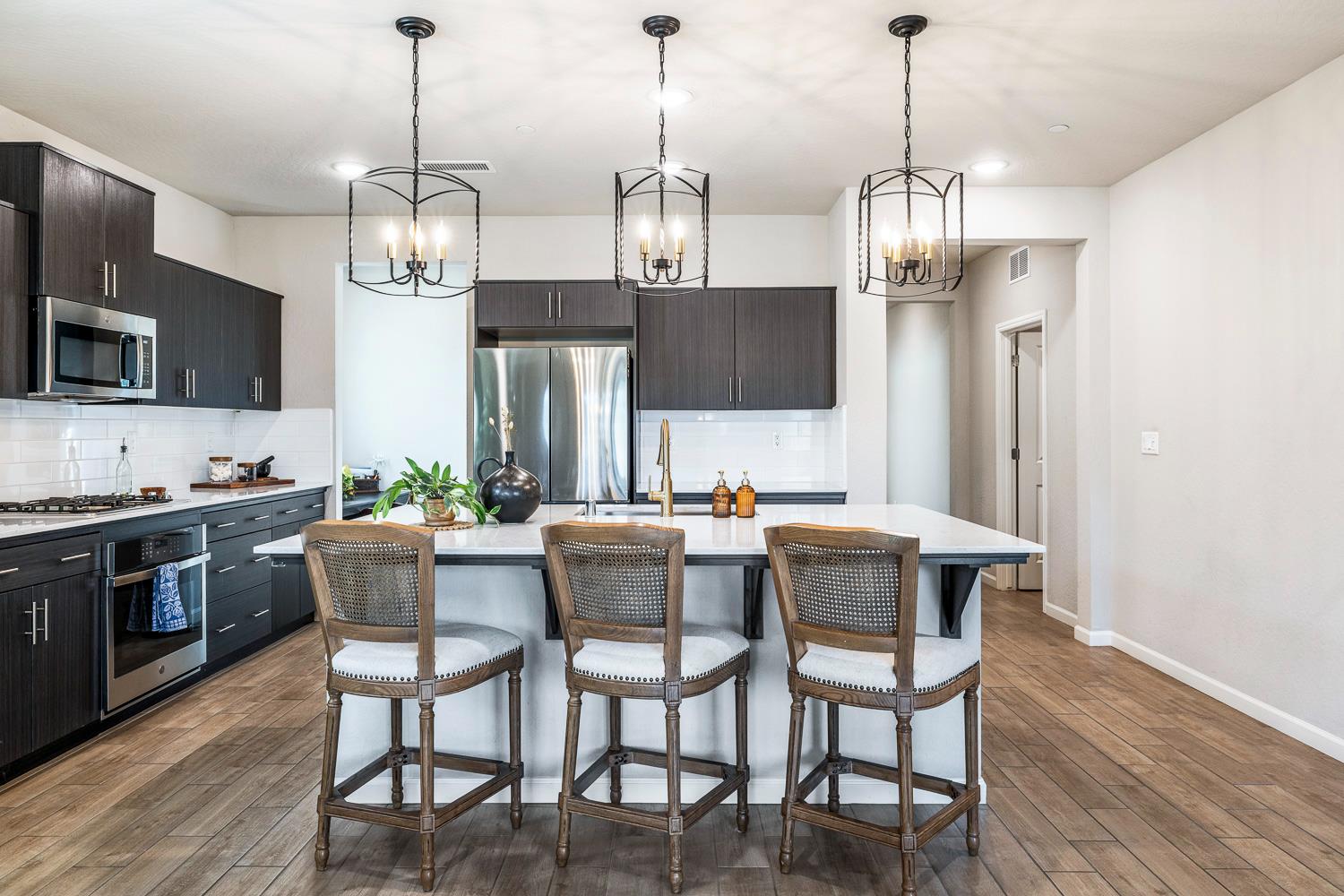 565 Traverse Dr S, Madera, CA 93636