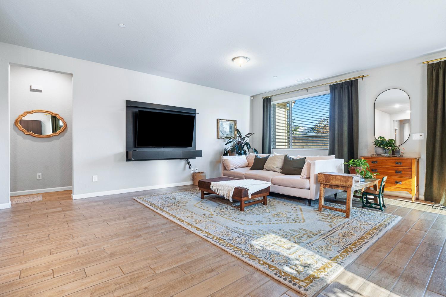 565 Traverse Dr S, Madera, CA 93636