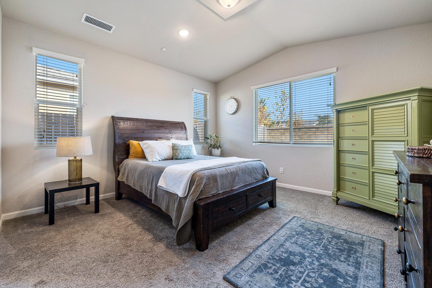 565 Traverse Dr S, Madera, CA 93636