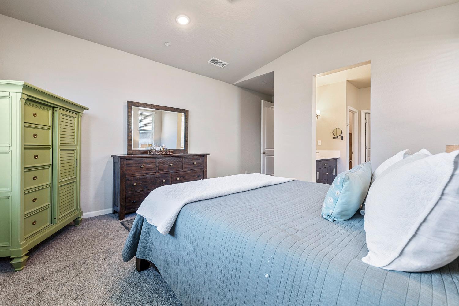 565 Traverse Dr S, Madera, CA 93636