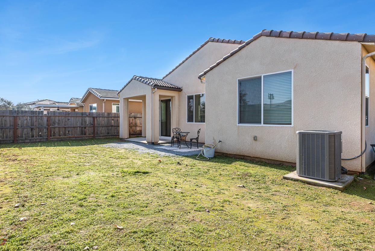 565 Traverse Dr S, Madera, CA 93636