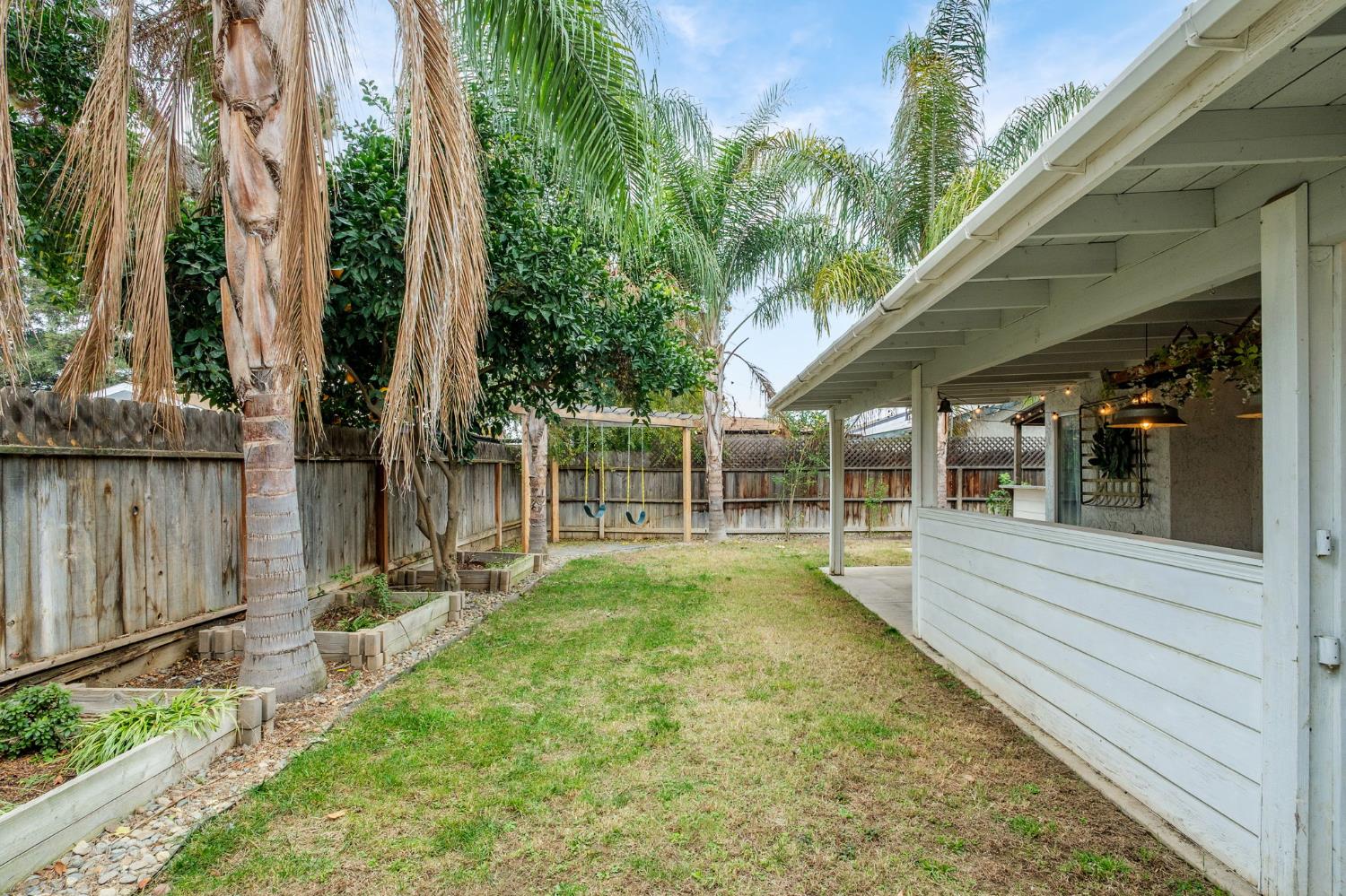 1154 Palo Alto Ave, Clovis, CA 93612