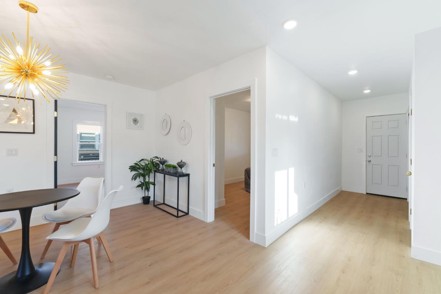 1576 N Safford Ave, Fresno, CA 93728