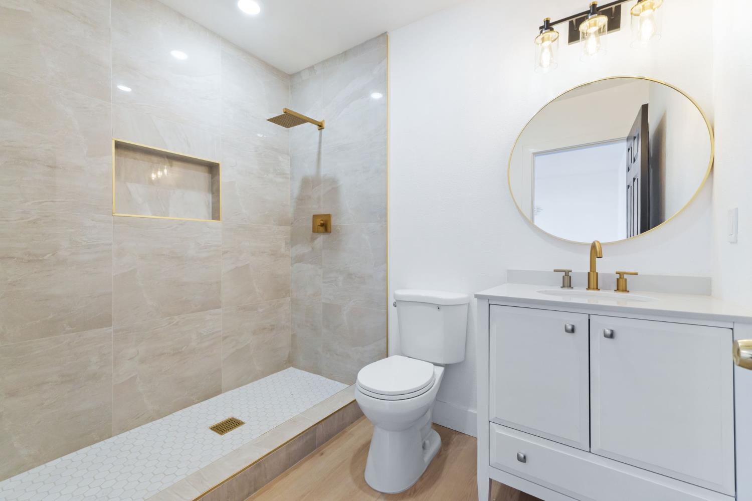 1576 N Safford Ave, Fresno, CA 93728