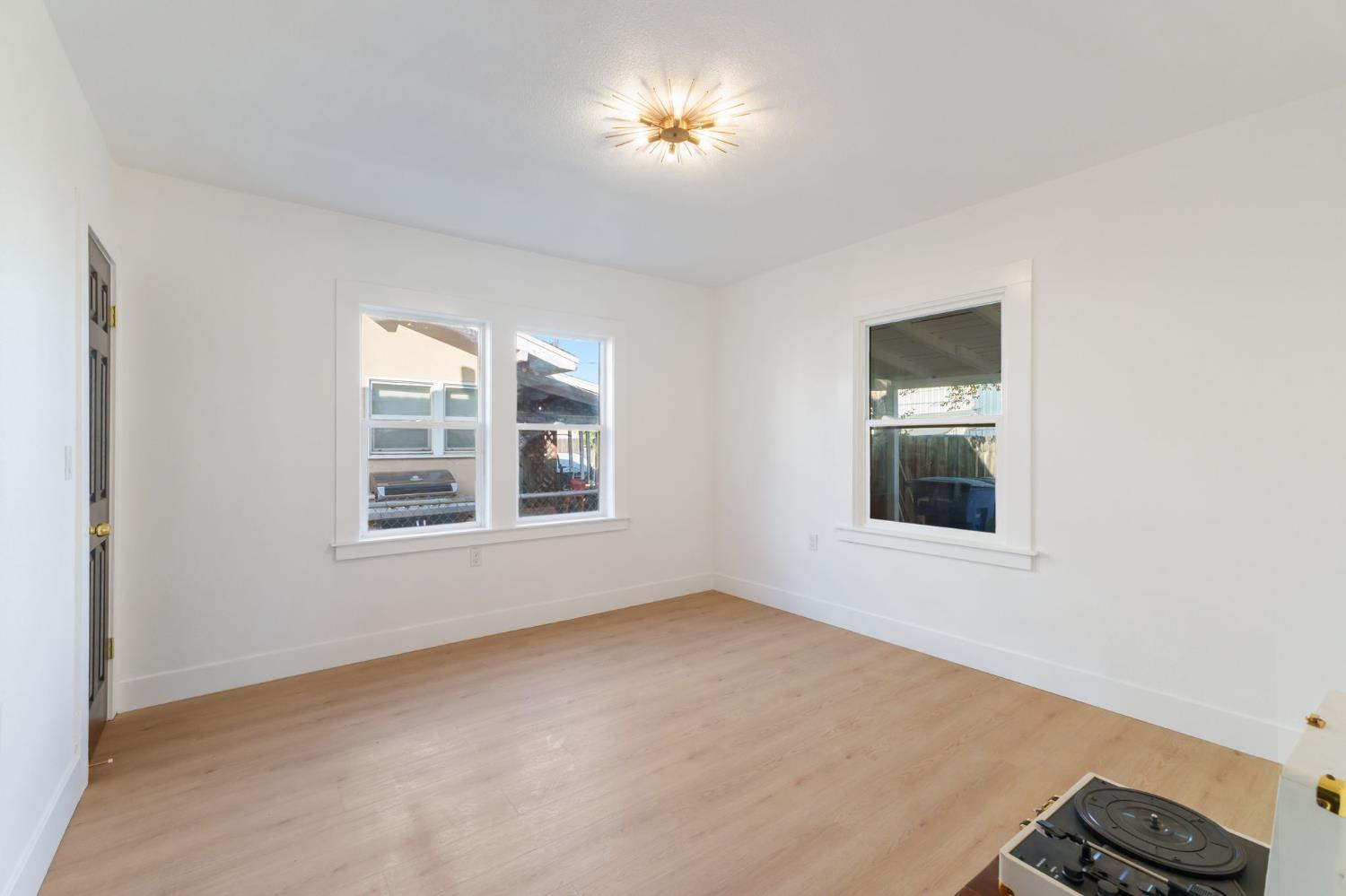 1576 N Safford Ave, Fresno, CA 93728