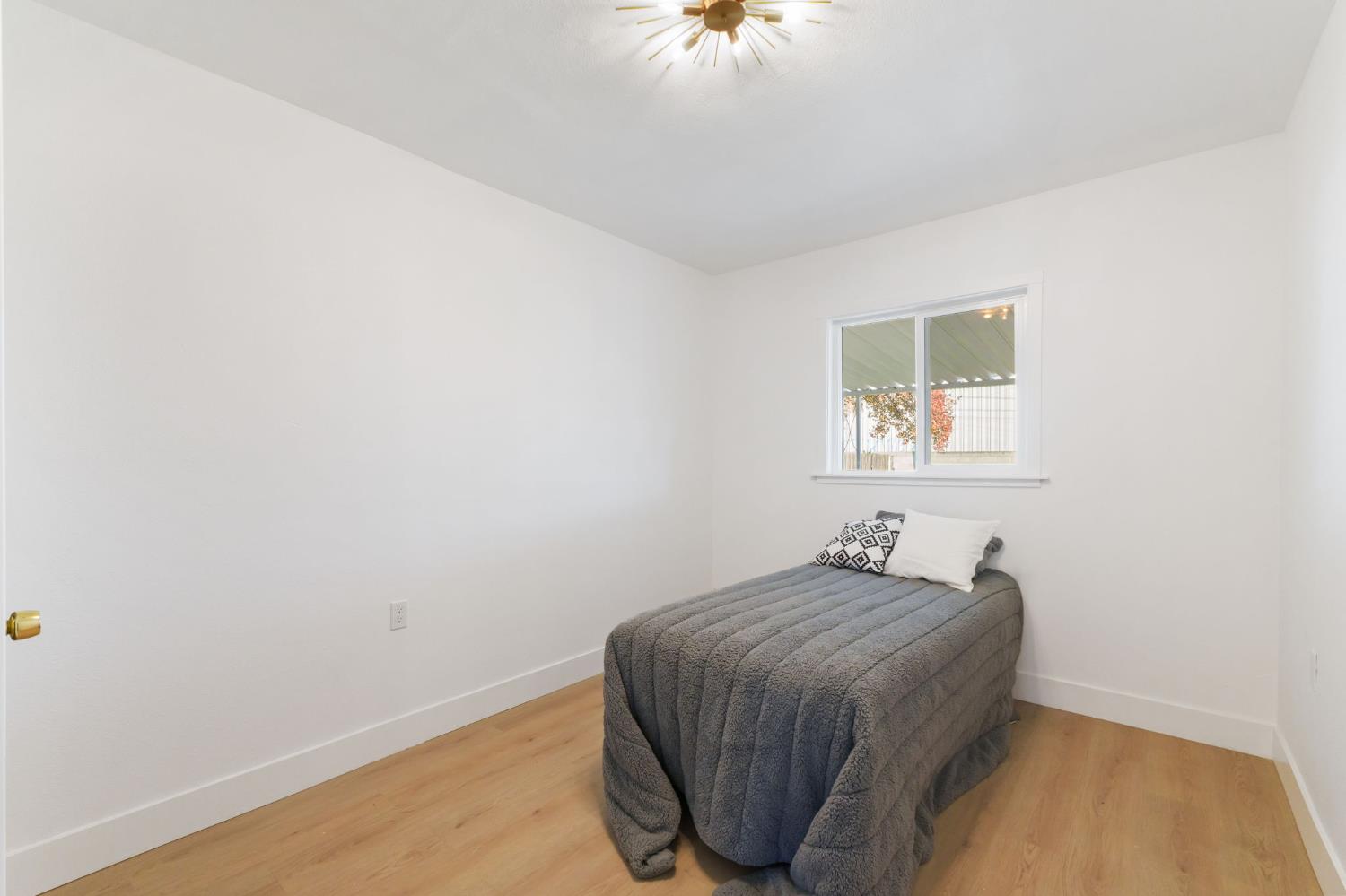 1576 N Safford Ave, Fresno, CA 93728