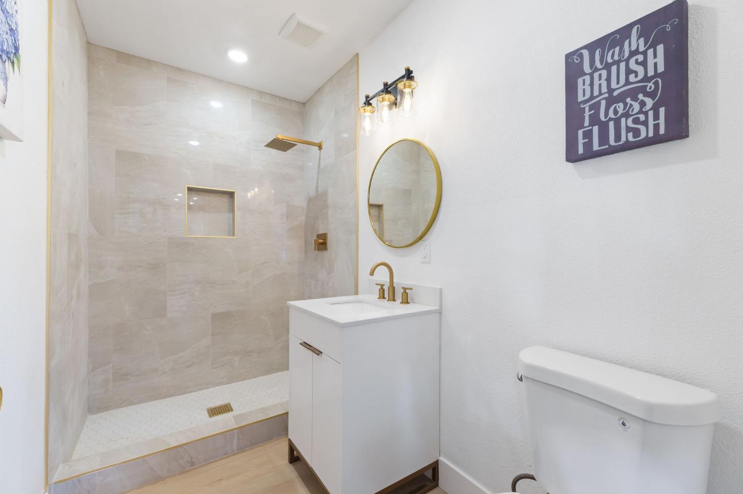 1576 N Safford Ave, Fresno, CA 93728