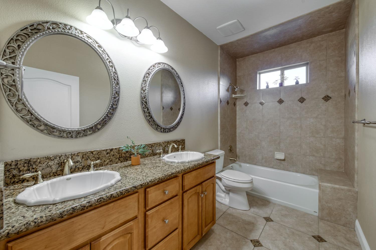 17448 Island Dr, Madera, CA 93636