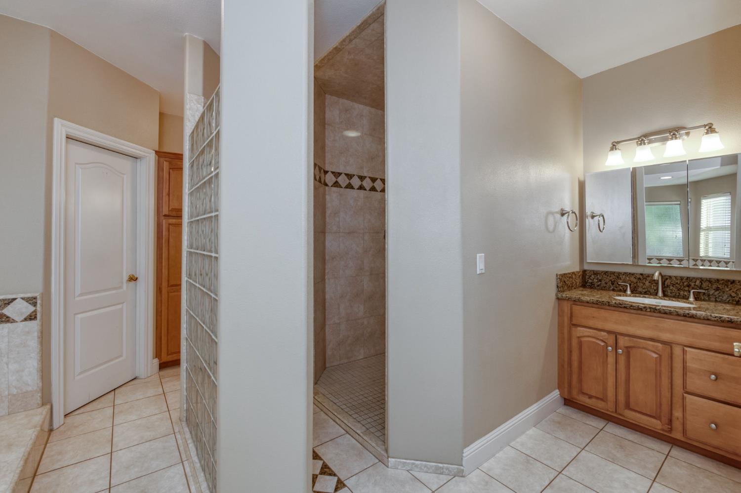 17448 Island Dr, Madera, CA 93636