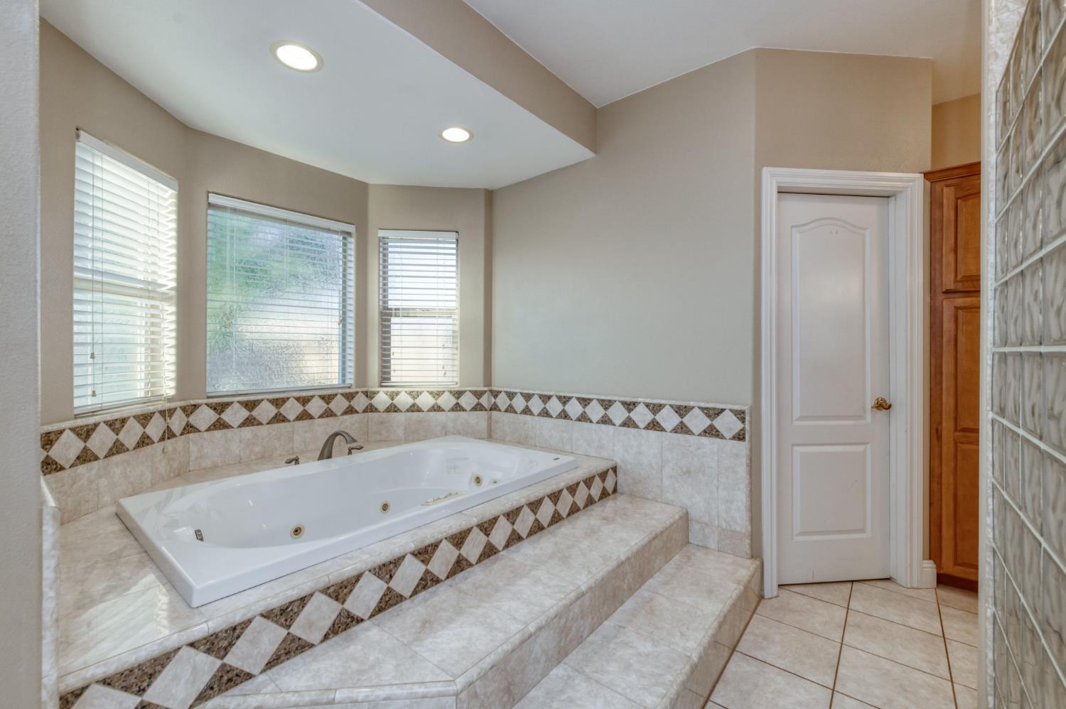 17448 Island Dr, Madera, CA 93636