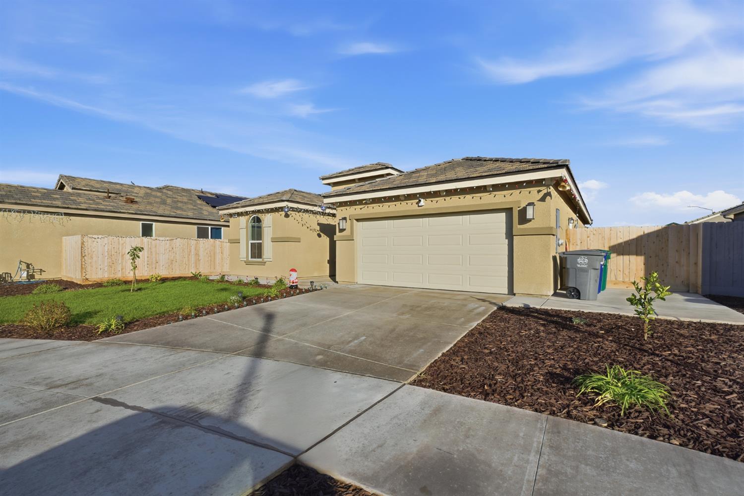 986 S Walnut Ave, Kerman, CA 93630