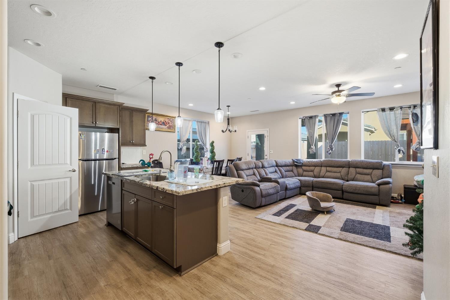 986 S Walnut Ave, Kerman, CA 93630