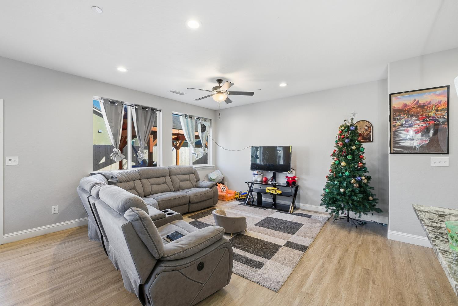 986 S Walnut Ave, Kerman, CA 93630