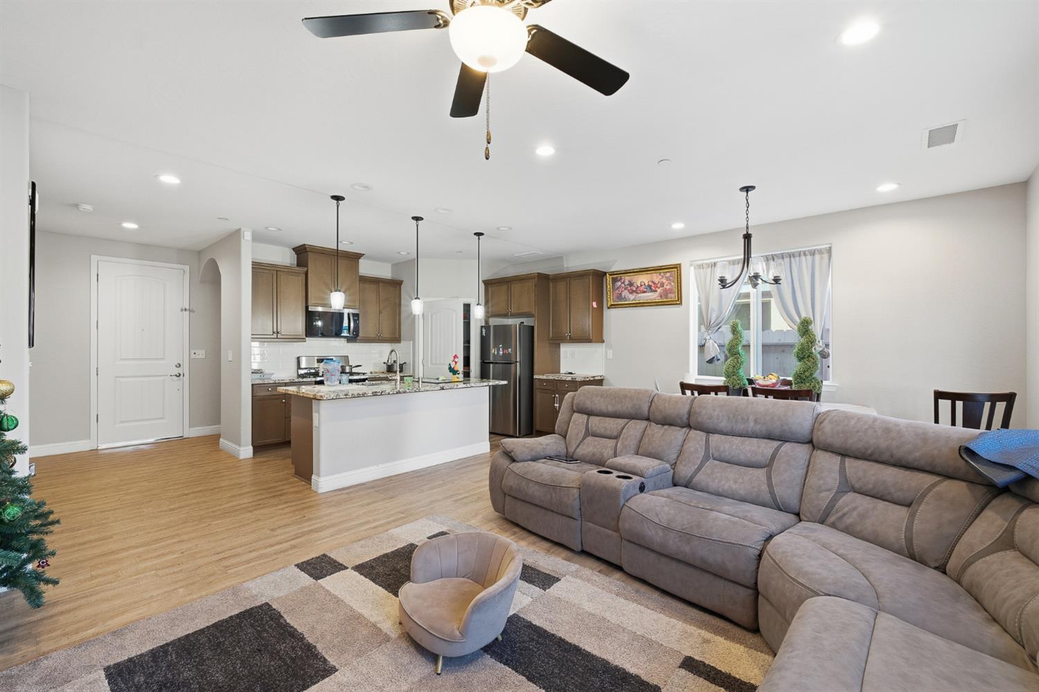 986 S Walnut Ave, Kerman, CA 93630