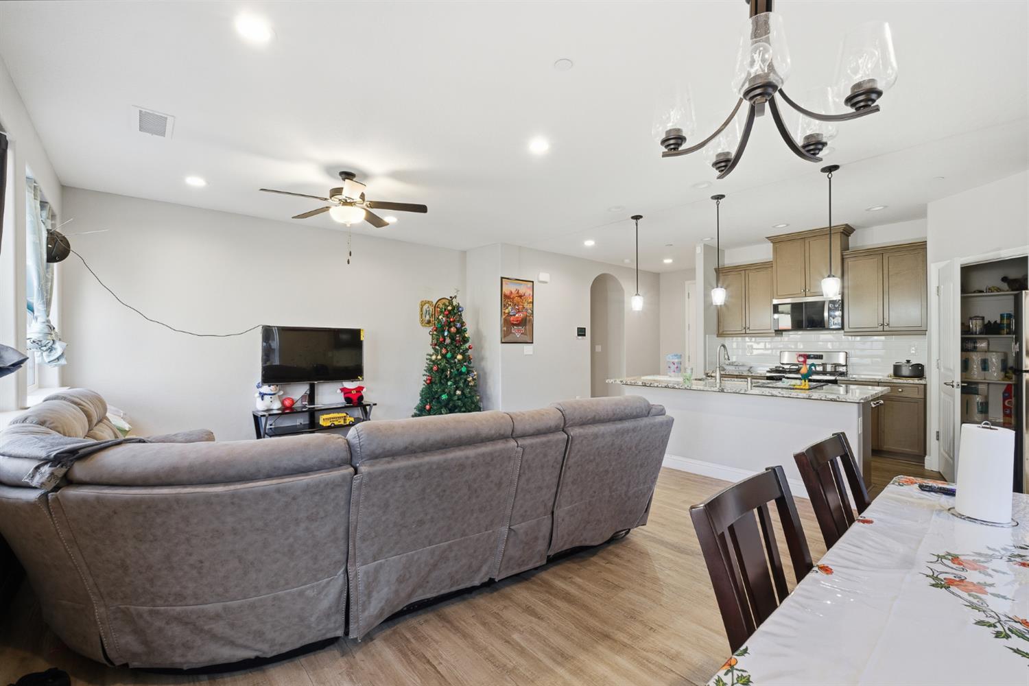 986 S Walnut Ave, Kerman, CA 93630