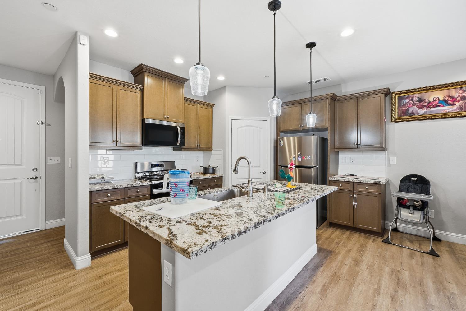 986 S Walnut Ave, Kerman, CA 93630