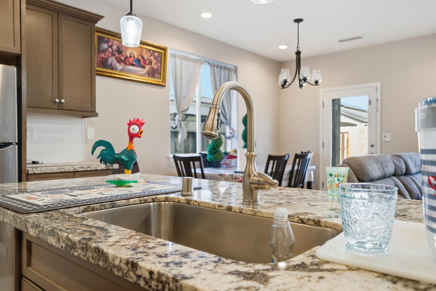 986 S Walnut Ave, Kerman, CA 93630