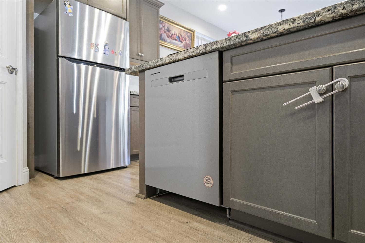 986 S Walnut Ave, Kerman, CA 93630