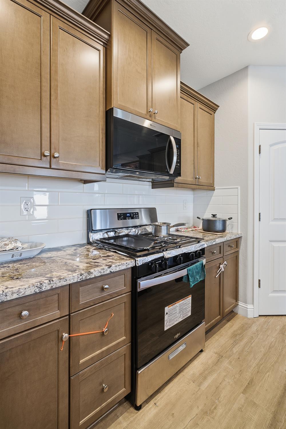 986 S Walnut Ave, Kerman, CA 93630