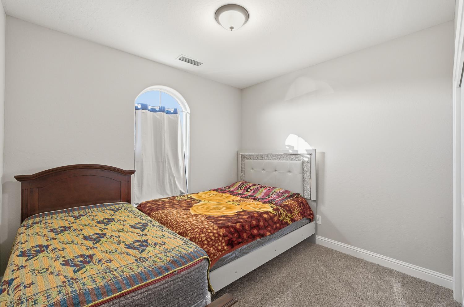 986 S Walnut Ave, Kerman, CA 93630