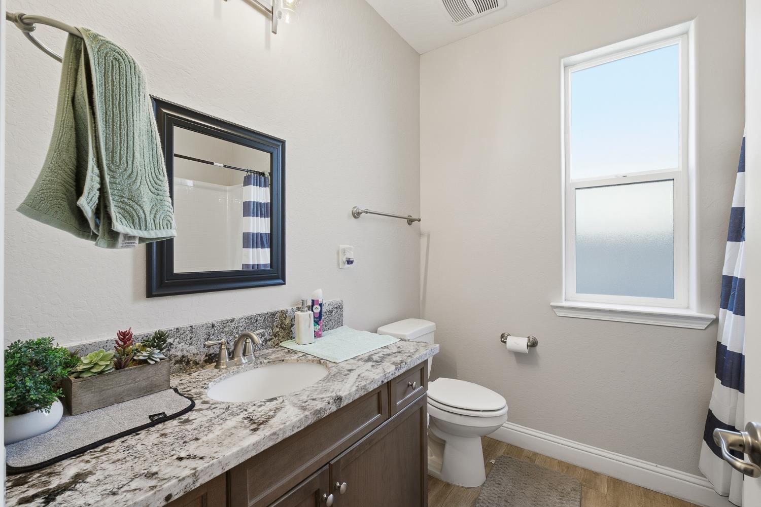 986 S Walnut Ave, Kerman, CA 93630