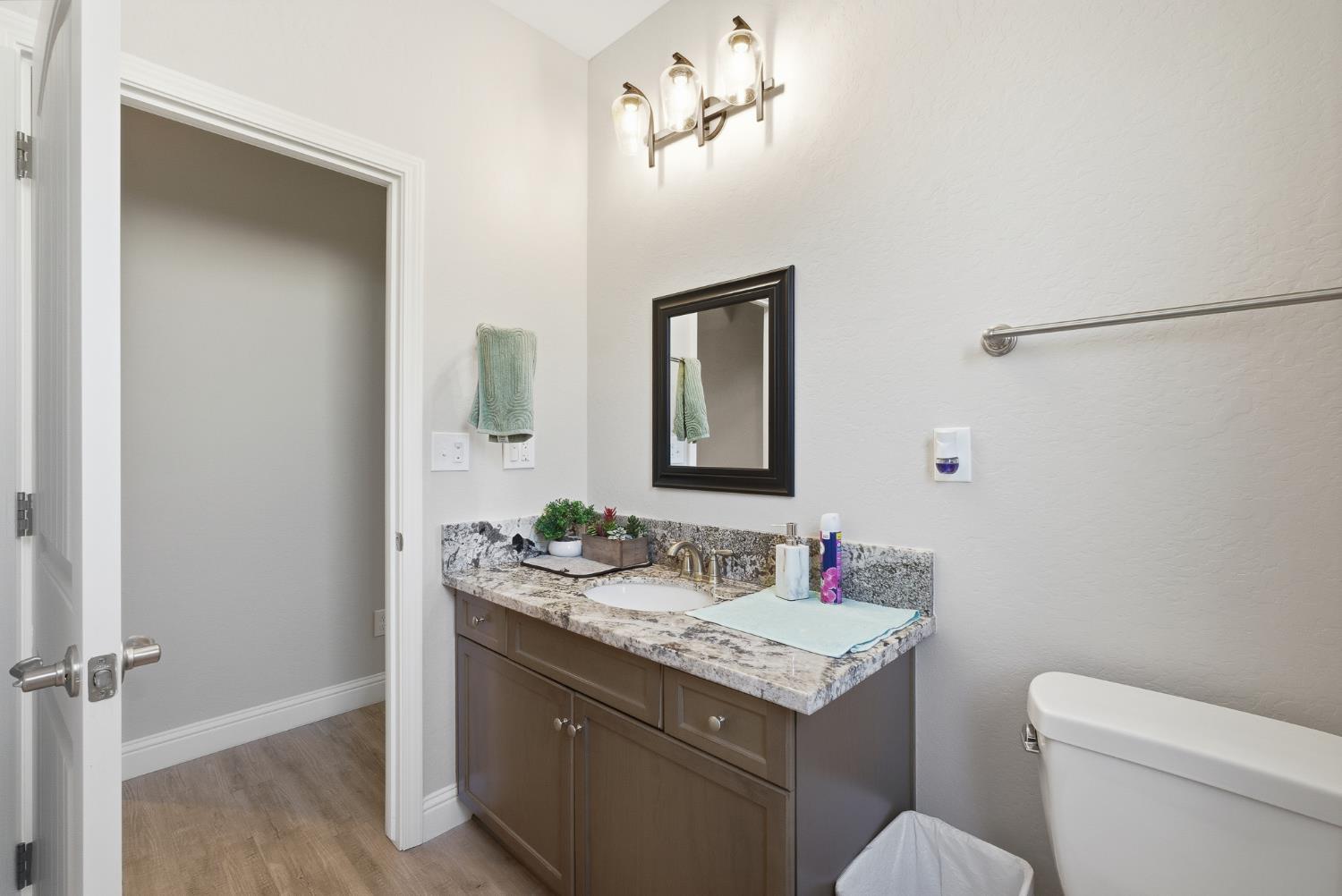 986 S Walnut Ave, Kerman, CA 93630