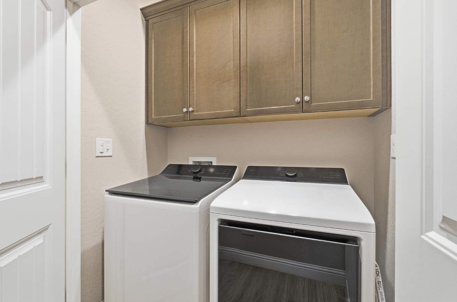 986 S Walnut Ave, Kerman, CA 93630