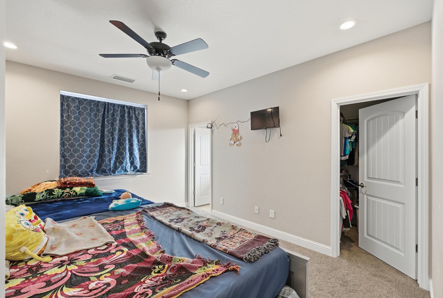 986 S Walnut Ave, Kerman, CA 93630