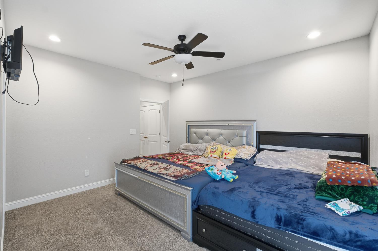 986 S Walnut Ave, Kerman, CA 93630