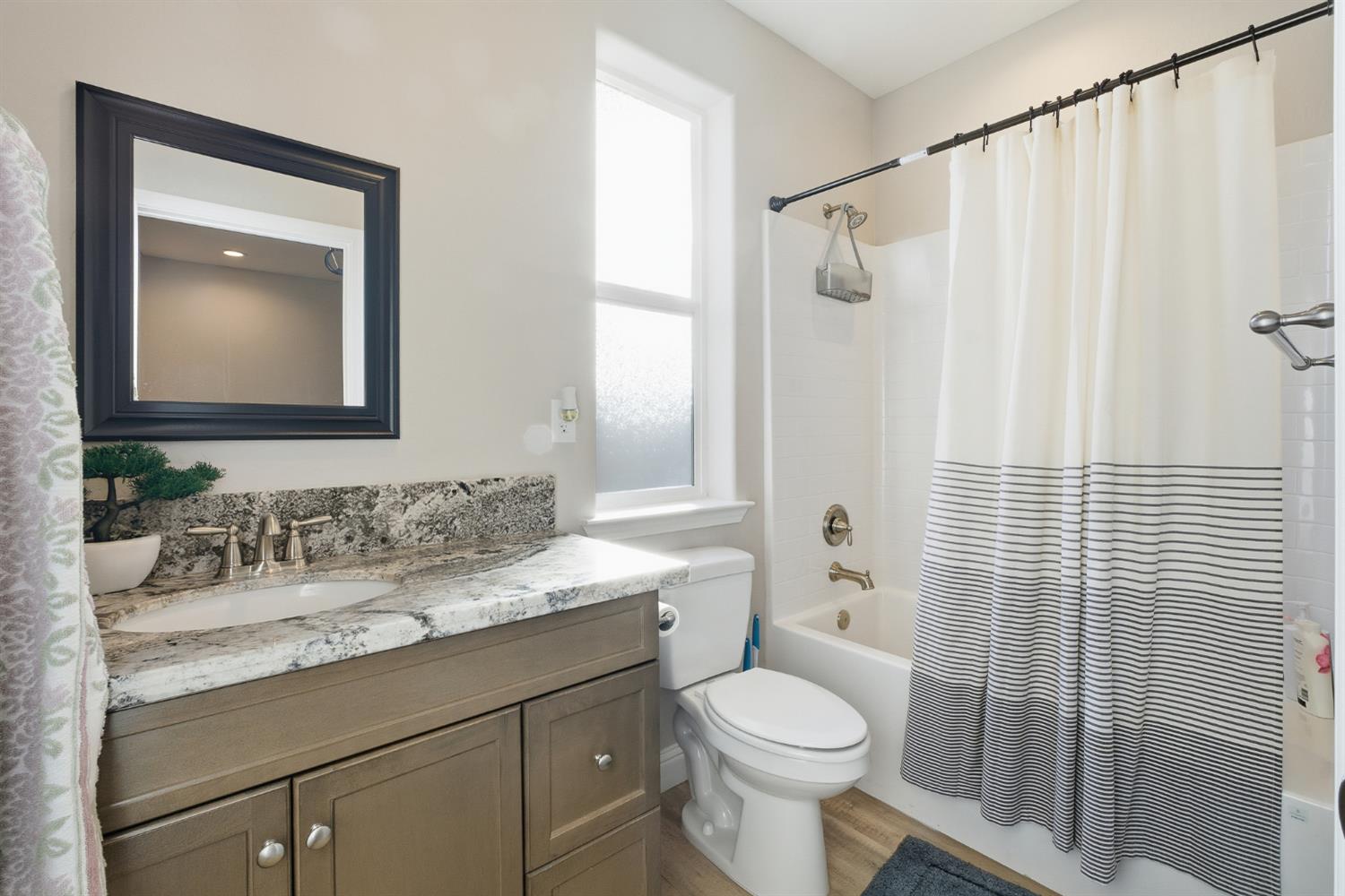 986 S Walnut Ave, Kerman, CA 93630