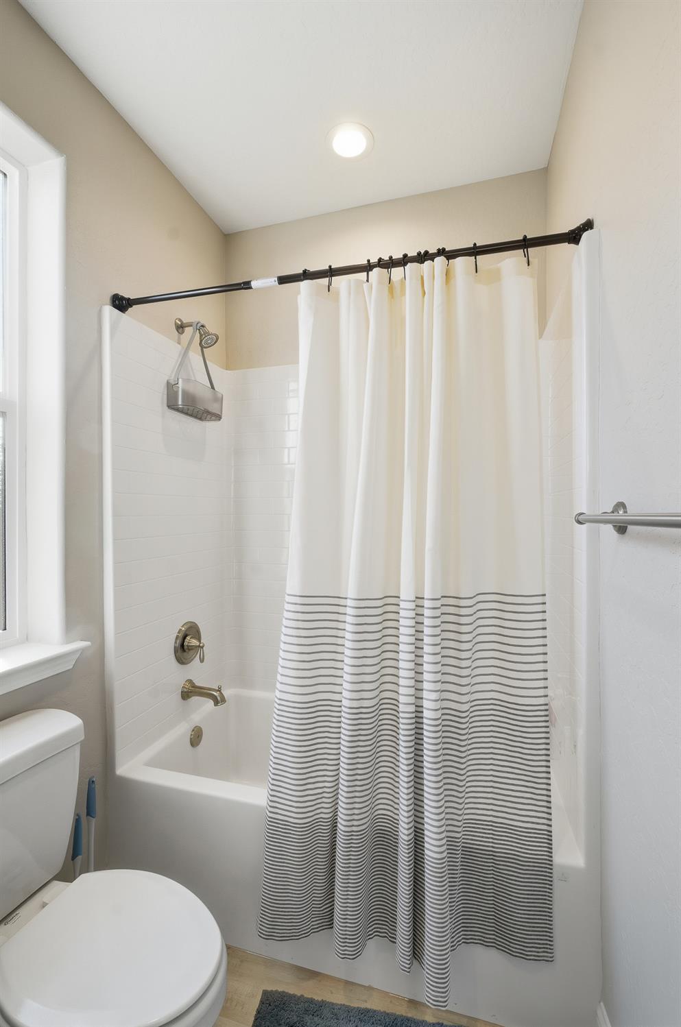 986 S Walnut Ave, Kerman, CA 93630