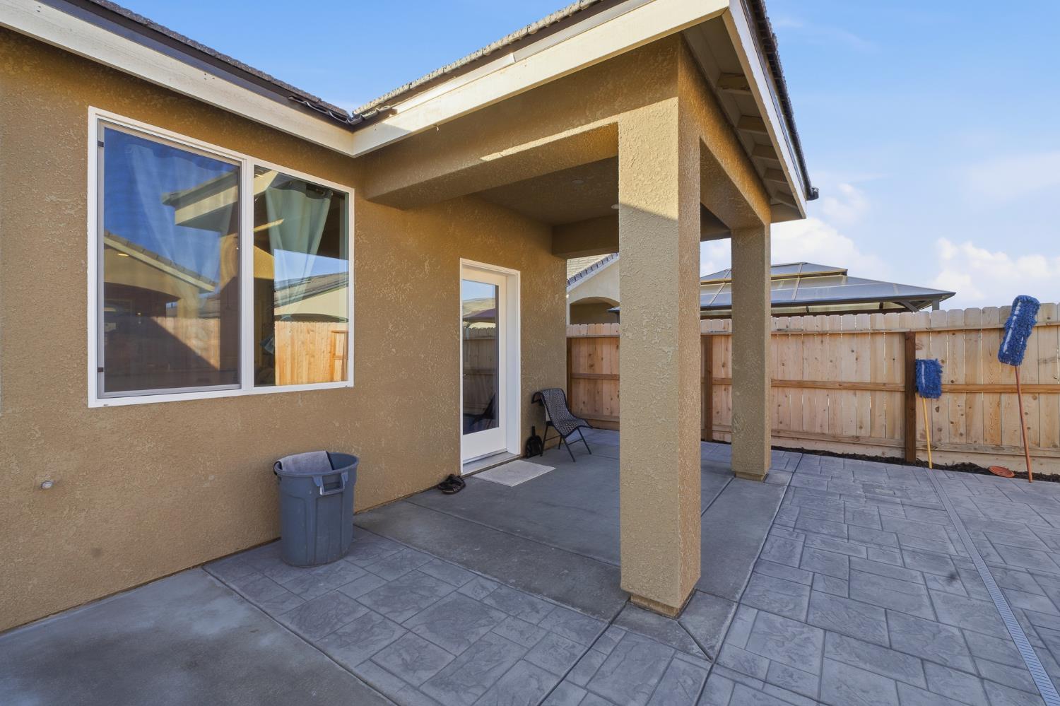 986 S Walnut Ave, Kerman, CA 93630