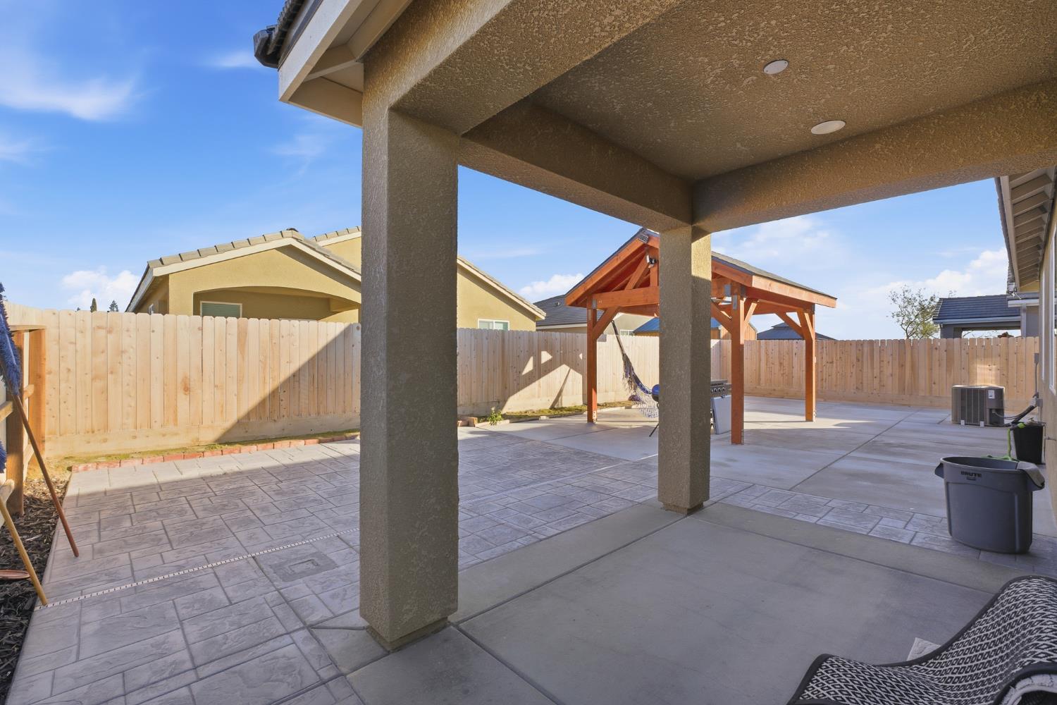 986 S Walnut Ave, Kerman, CA 93630