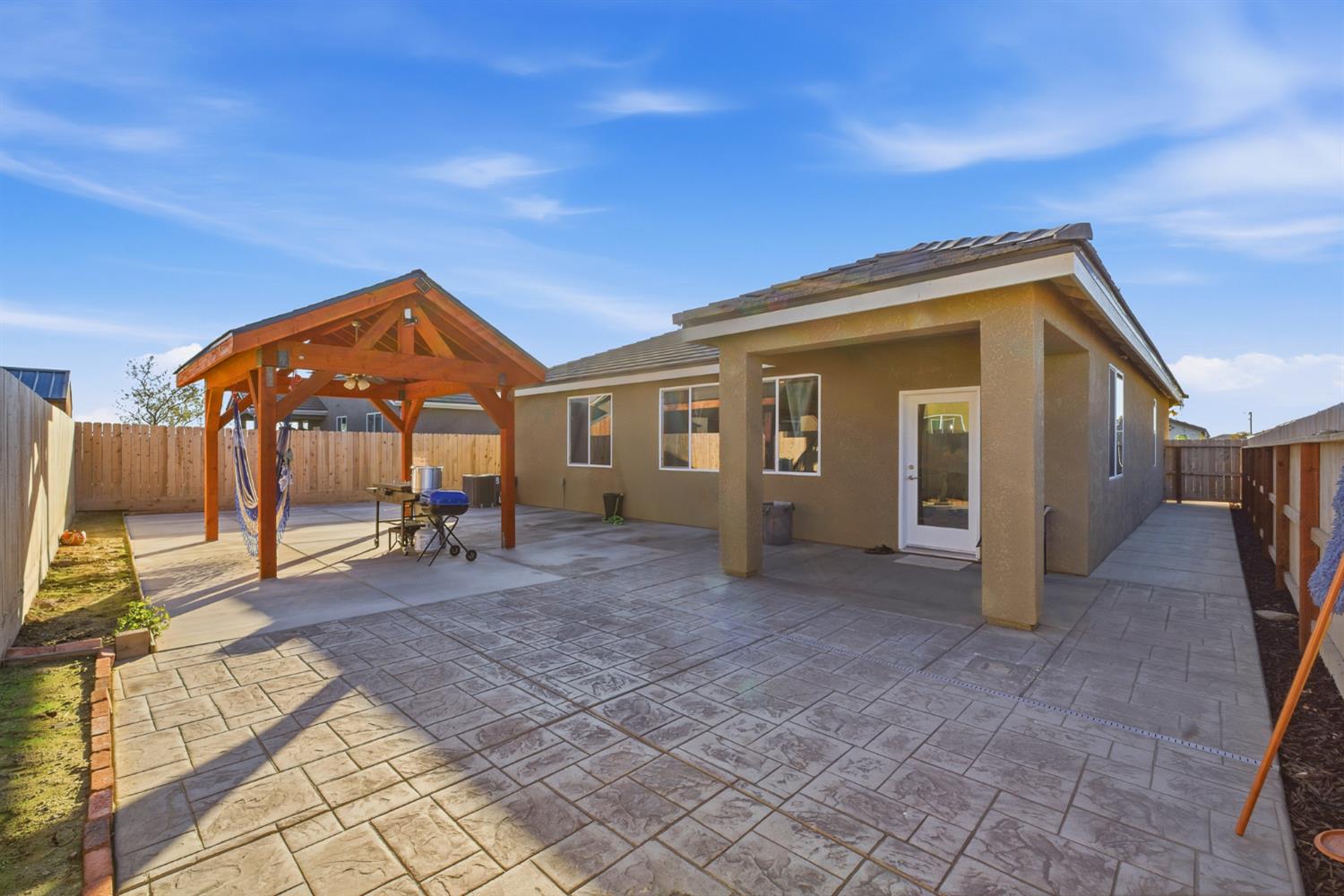 986 S Walnut Ave, Kerman, CA 93630