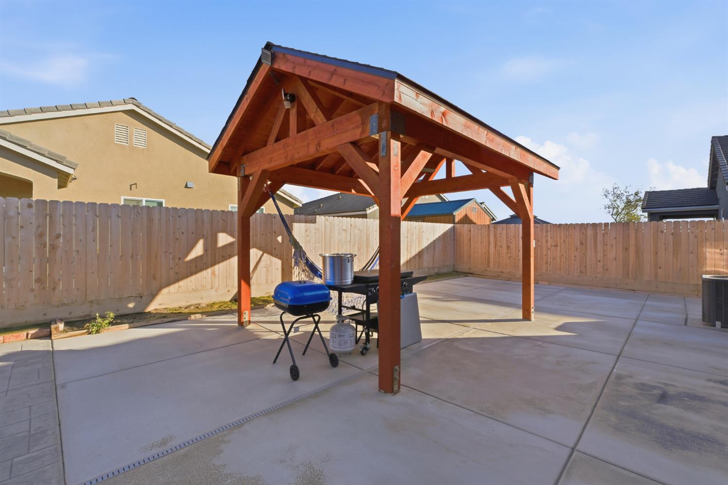 986 S Walnut Ave, Kerman, CA 93630