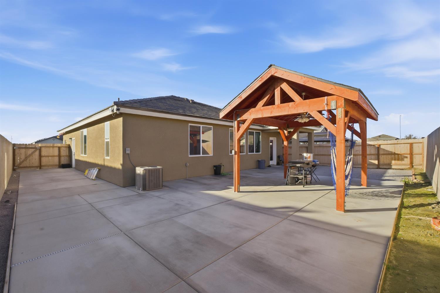 986 S Walnut Ave, Kerman, CA 93630