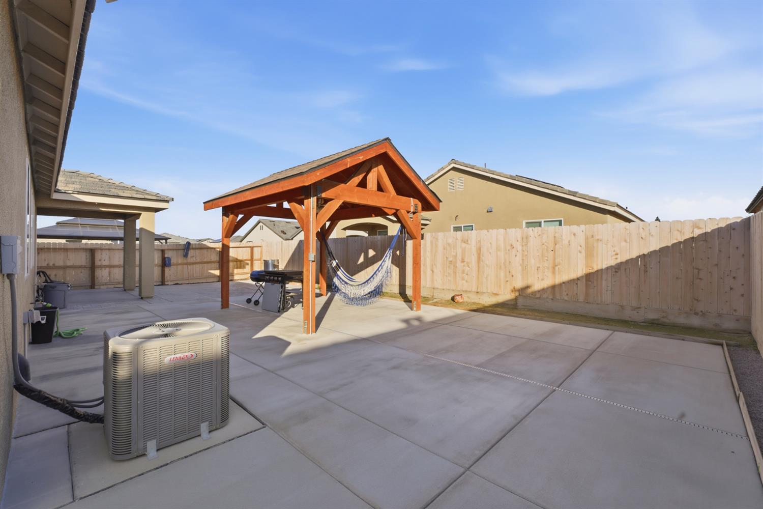 986 S Walnut Ave, Kerman, CA 93630