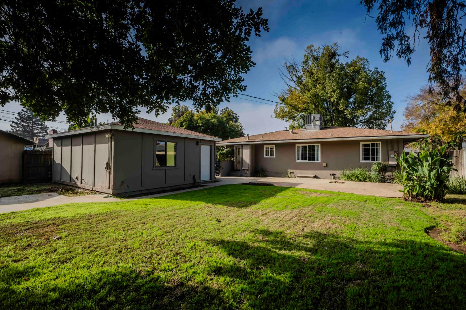 2426 N Adoline Ave, Fresno, CA 93705