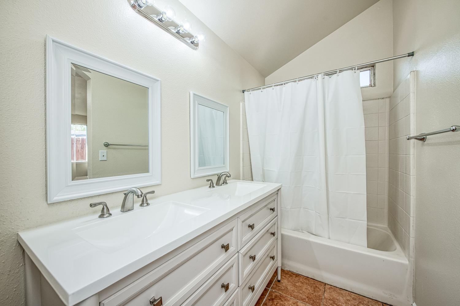 2295 N Lodi, Fresno, CA 93722