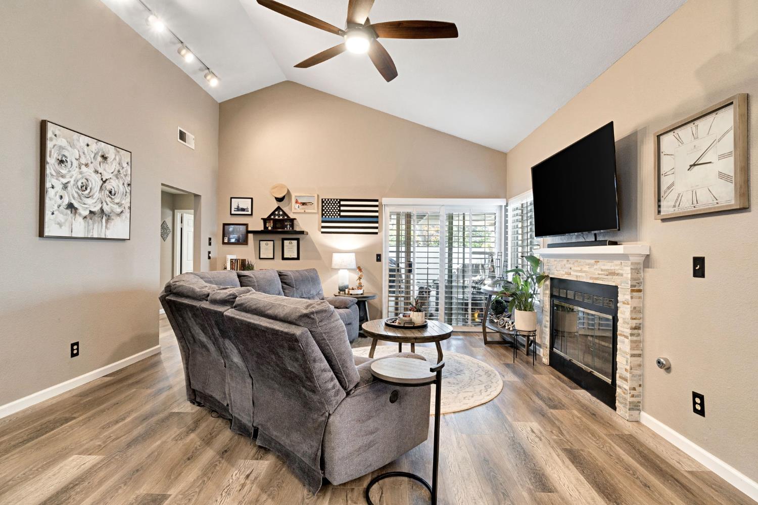 9150 N Woodlawn Dr, Fresno, CA 93720