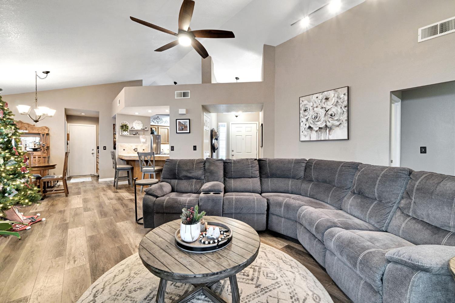 9150 N Woodlawn Dr, Fresno, CA 93720