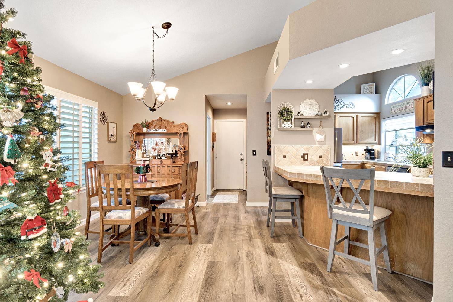 9150 N Woodlawn Dr, Fresno, CA 93720