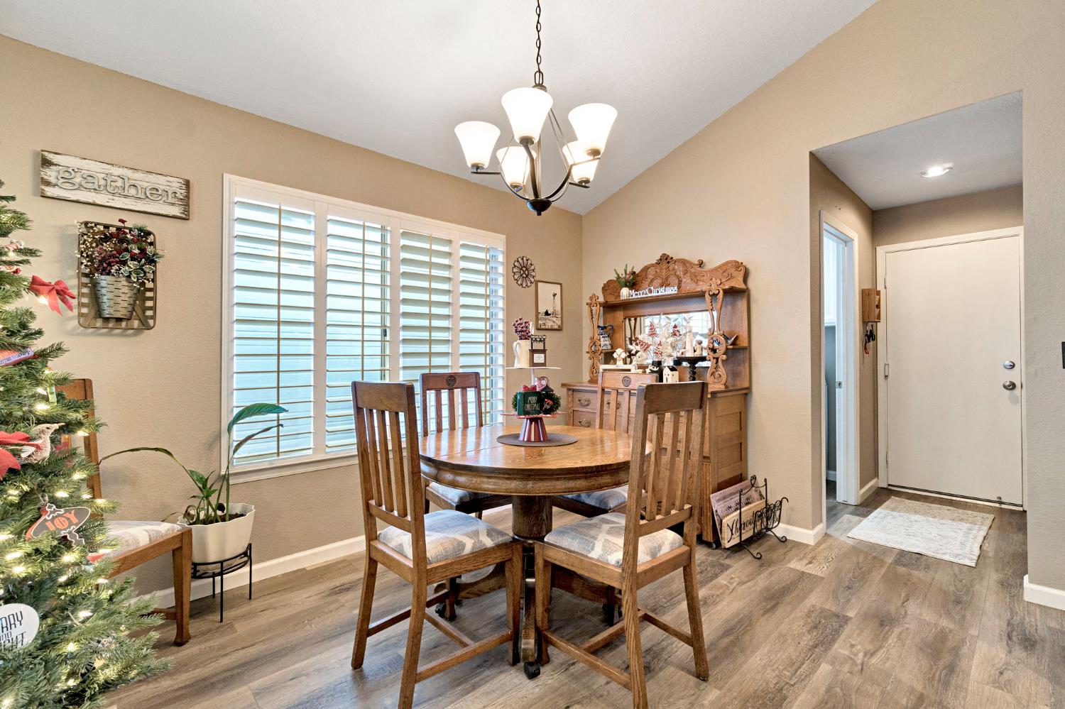 9150 N Woodlawn Dr, Fresno, CA 93720